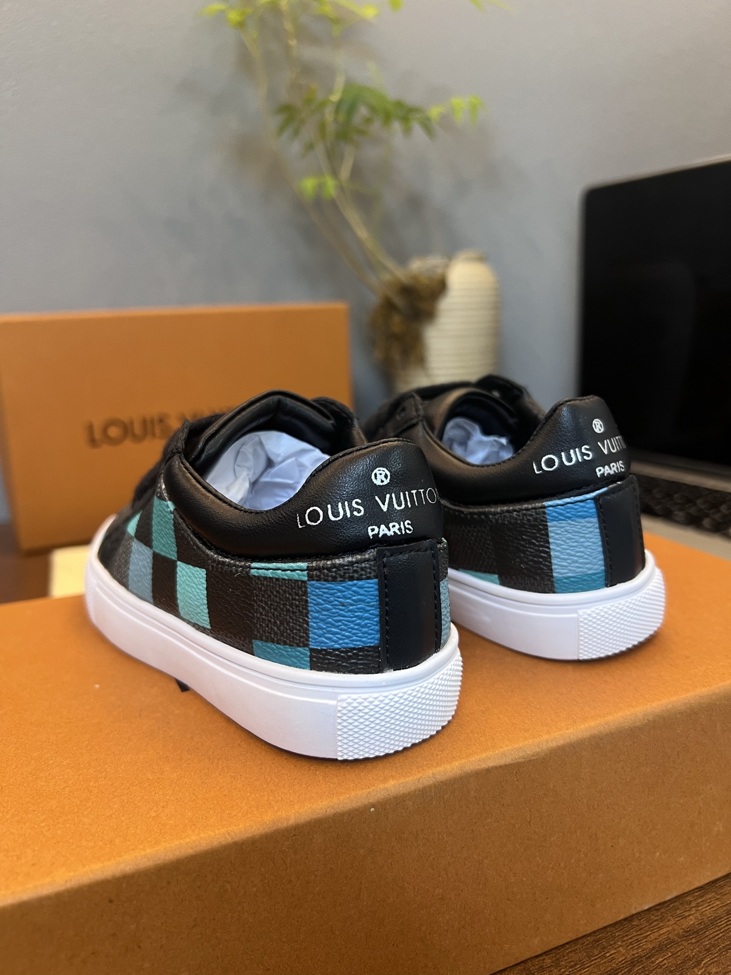 Children's shoes child